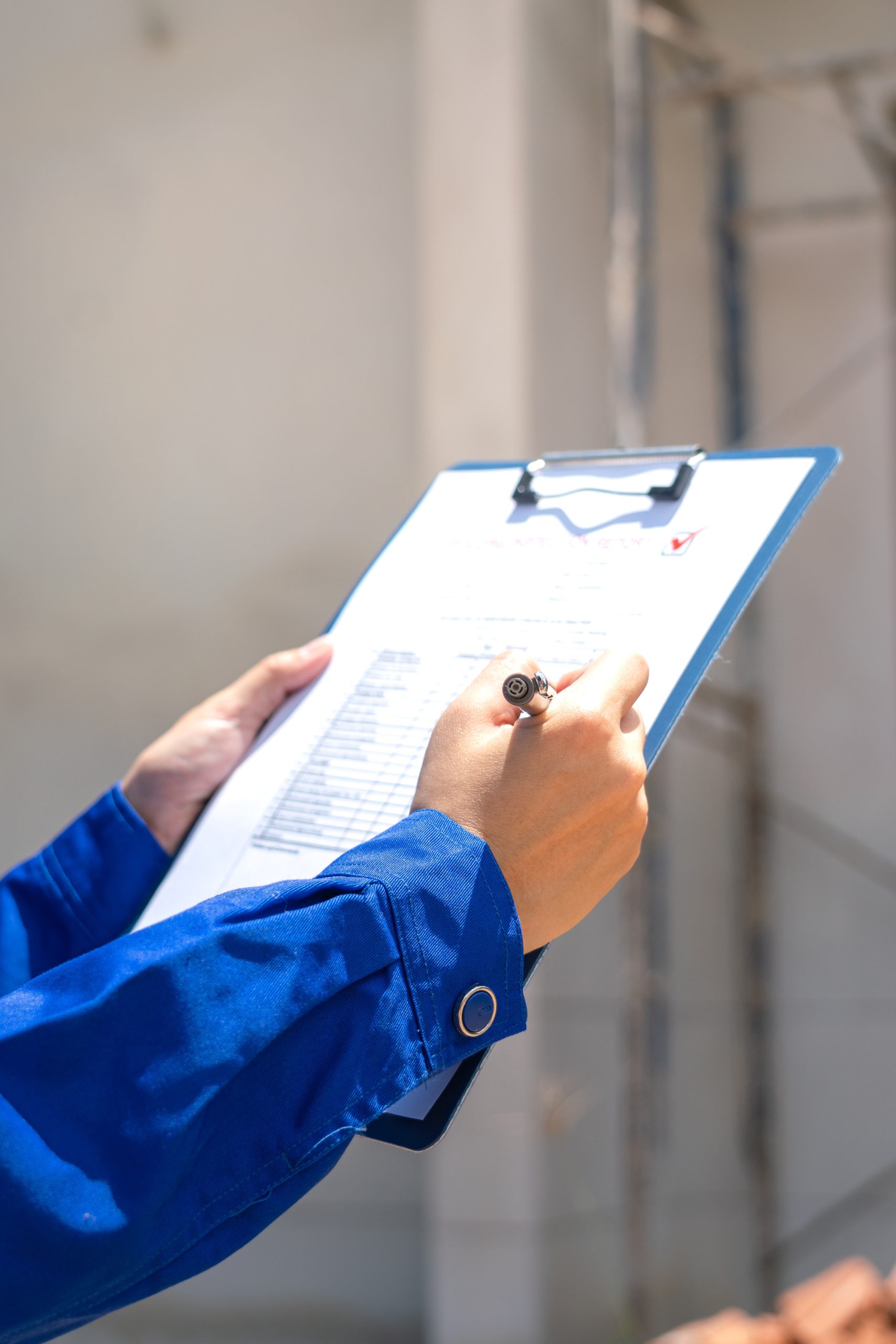 arquitecto diligenciando informe tecnico en obra