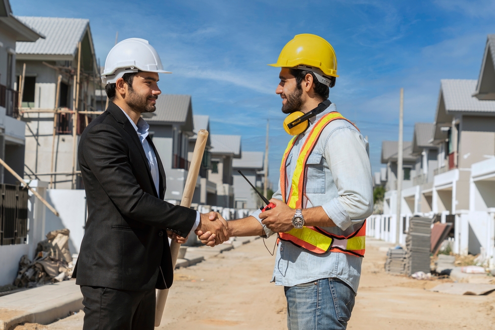 director de proyectos entregando obra de construccion